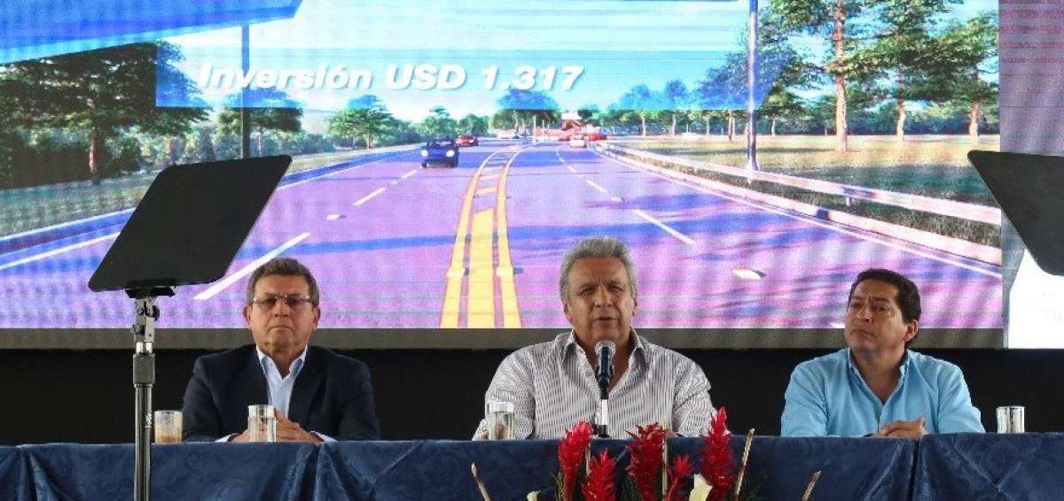 El presidente Len&iacute;n Moreno junto con el prefecto de Los R&iacute;os, Marco Troya, y el titular del MTOP, Aurelio Hidalgo.