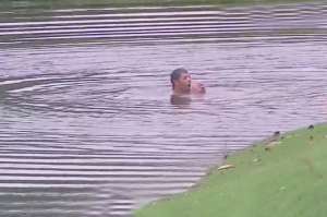 El golfista Larraz&aacute;bal se lanza a un lago para evitar ataque de abejas (VIDEO)