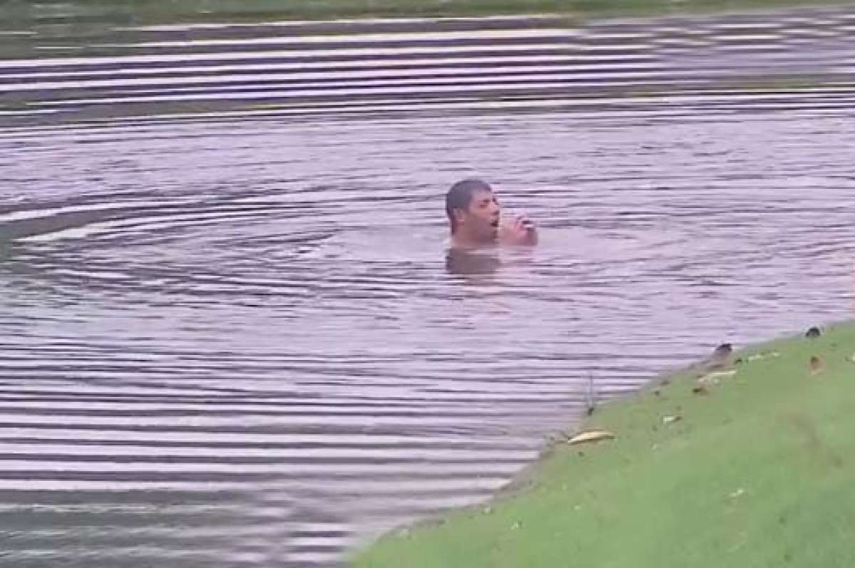 El golfista Larraz&aacute;bal se lanza a un lago para evitar ataque de abejas (VIDEO)