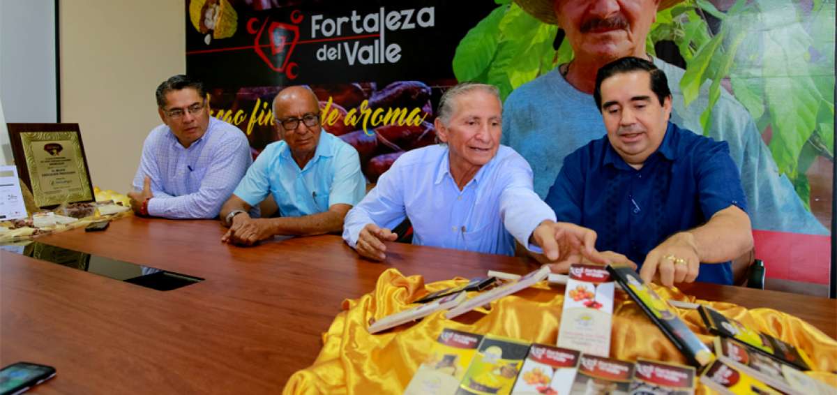 Socios de la organizaci&oacute;n Fortaleza del Valle muestran al funcionario del Mipro chocolate hecho con cacao local.