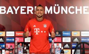 Guardiola apoya a chileno Vidal tras cr&iacute;ticas de Beckenbauer