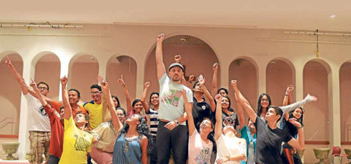 Gustavo Rennella (centro)dirige el grupo de artes Enciende. Ser&aacute;n 40 personas en el escenario, entre actores y bailarines (aqu&iacute; aparece la mitad del elenco). Foto: Eduardo Escobar/El Tel&eacute;grafo