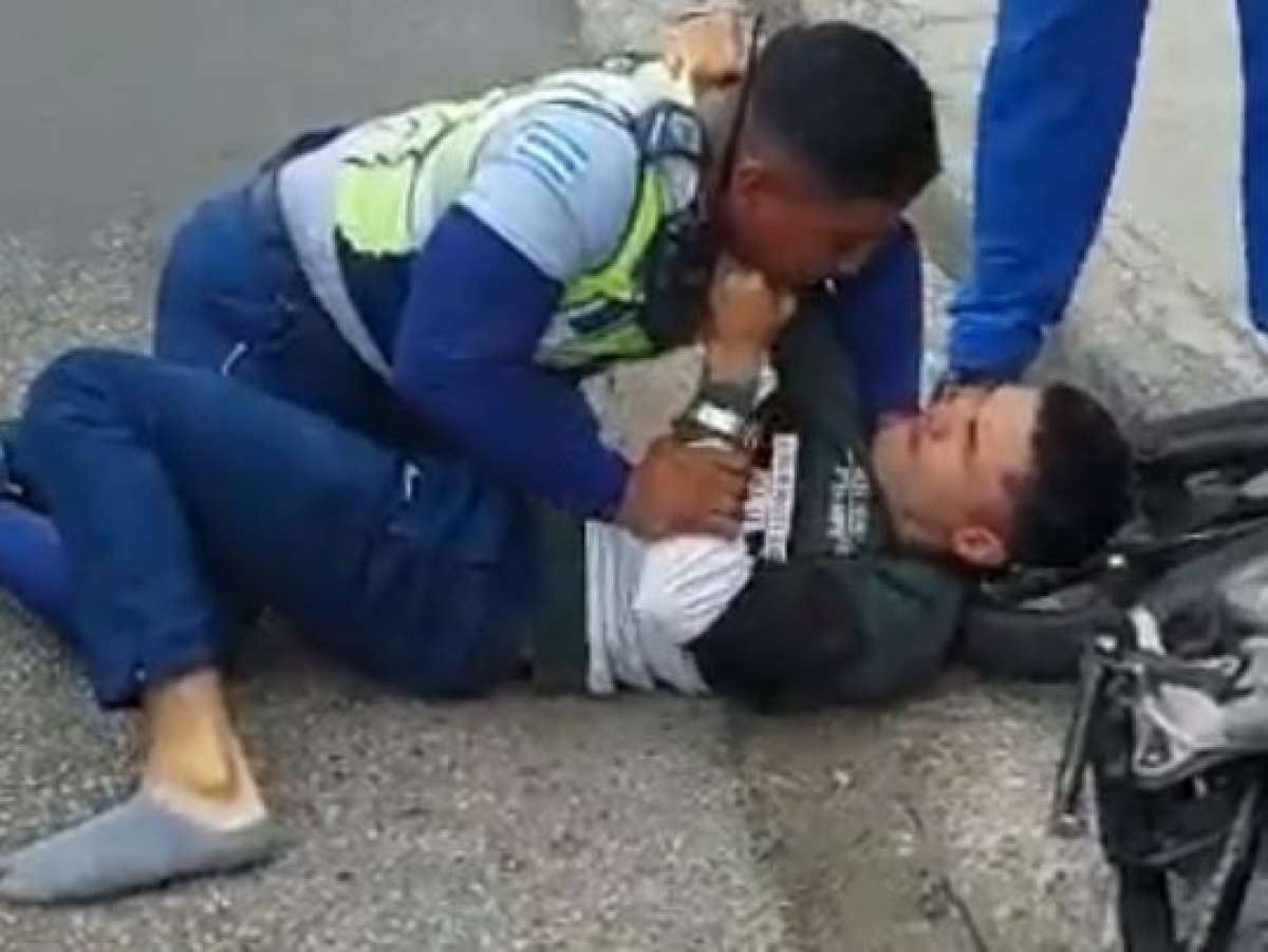El video de la pelea de un agente con un ciudadano que lo agredió se hizo viral en redes sociales. 