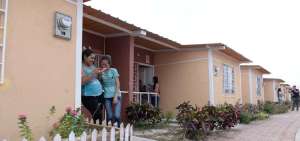 Las viviendas entregadas por el Primer Mandatario tienen espacios que pueden ser utilizados como jardineras o peque&ntilde;os huertos familiares.
