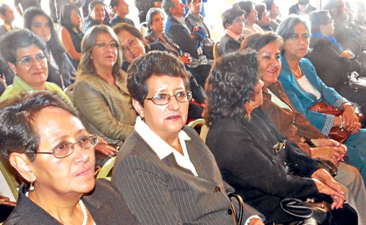 La Coordinadora de Educaci&oacute;n Zonal 6 entreg&oacute; distinciones a los profesores que se han acogido a la jubilaci&oacute;n voluntaria o por enfermedad. Foto: Cortes&iacute;a.