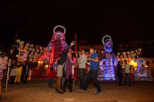 Las luces y colores de navidad  iluminan a la capital azuaya 
