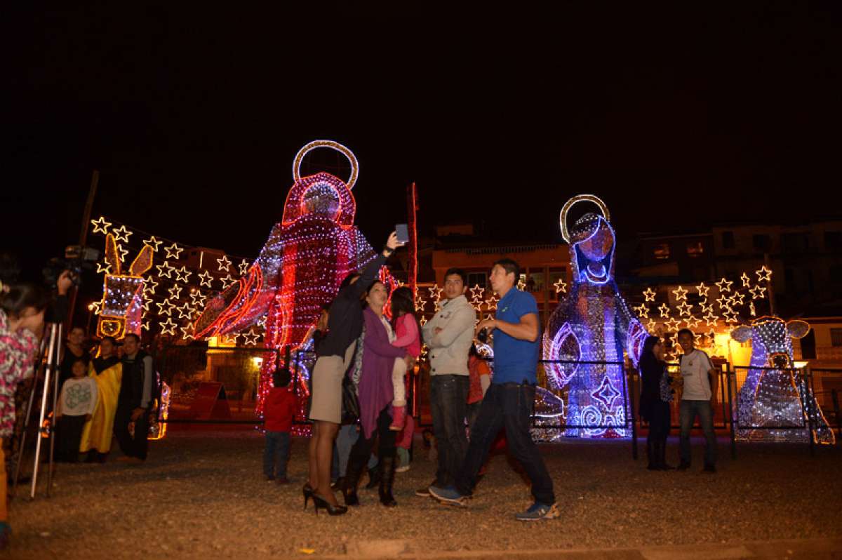 Las luces y colores de navidad  iluminan a la capital azuaya 