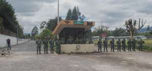 Personal militar reforz&oacute; la seguridad de los accesos del recinto. Para el ingreso, los uniformados realizan minuciosas inspecciones.