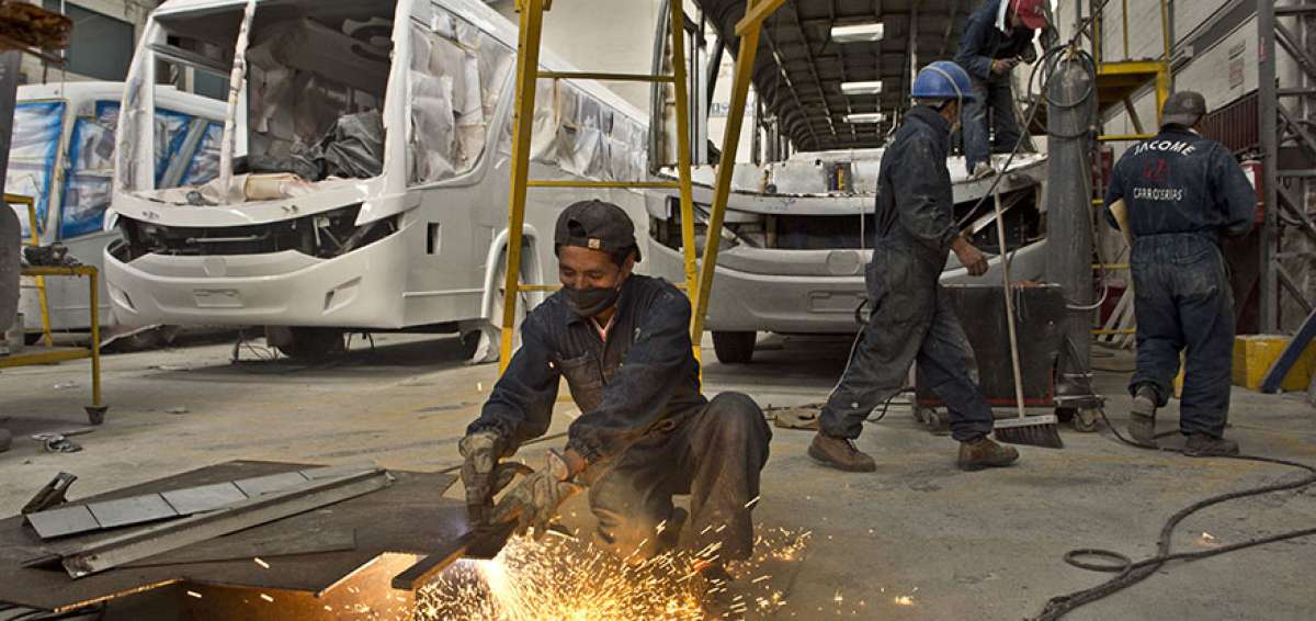 Gran parte de las empresas carroceras en Ambato emplea a los habitantes de sectores cercanos a sus talleres.