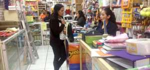 En la papeler&iacute;a Alfonso Guam&aacute;n, situada en las calles Juan Benigno Vela y Espejo, hab&iacute;a pocos clientes.