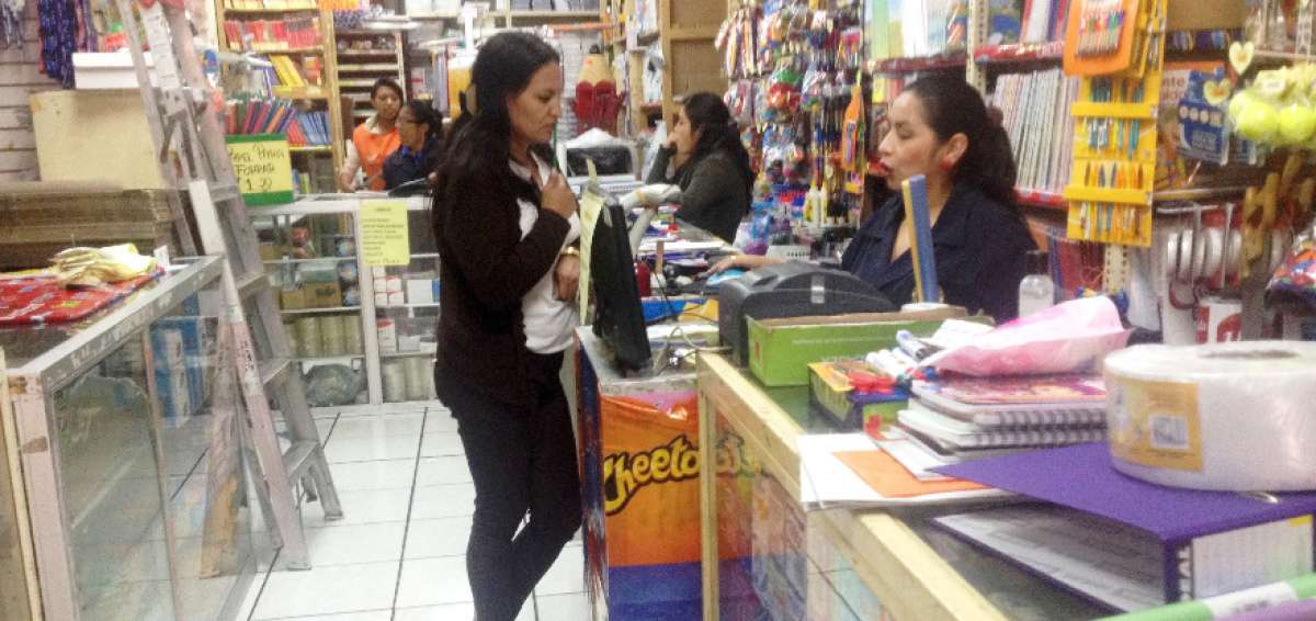 En la papeler&iacute;a Alfonso Guam&aacute;n, situada en las calles Juan Benigno Vela y Espejo, hab&iacute;a pocos clientes.