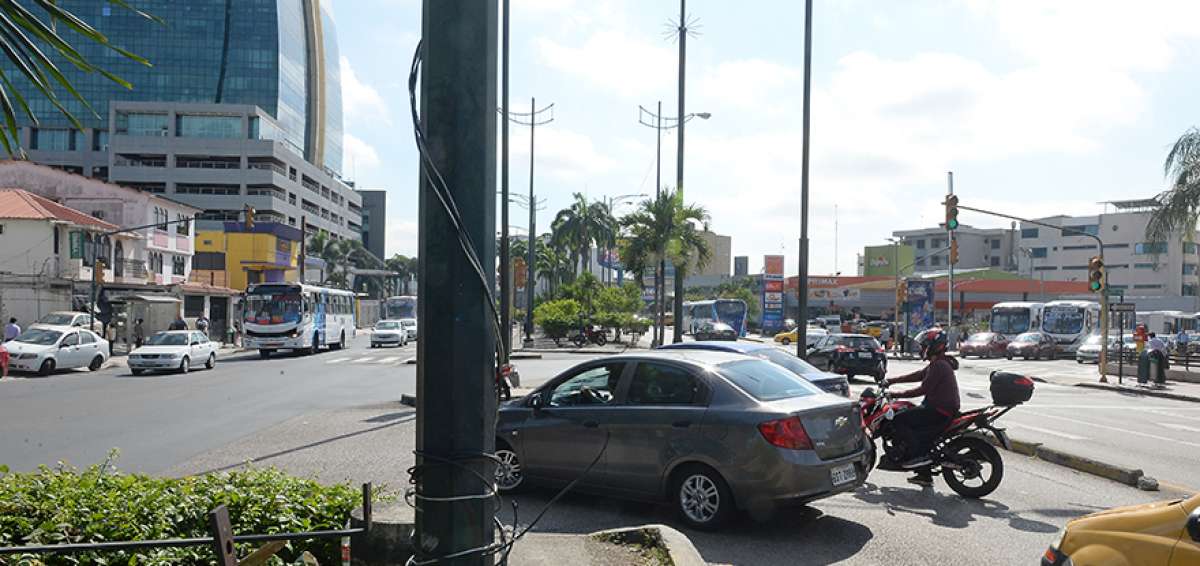 Cerca de centros comerciales de la ciudadela Kennedy, los cables aparecen envolviendo postes de alumbrado.