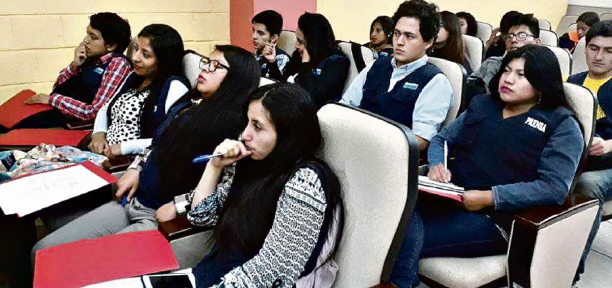 Estudiantes de Comunicaci&oacute;n participaron del seminario Periodismo de Investigaci&oacute;n, en el sal&oacute;n de la Facultad de Ciencias de la Educaci&oacute;n de la UEB.