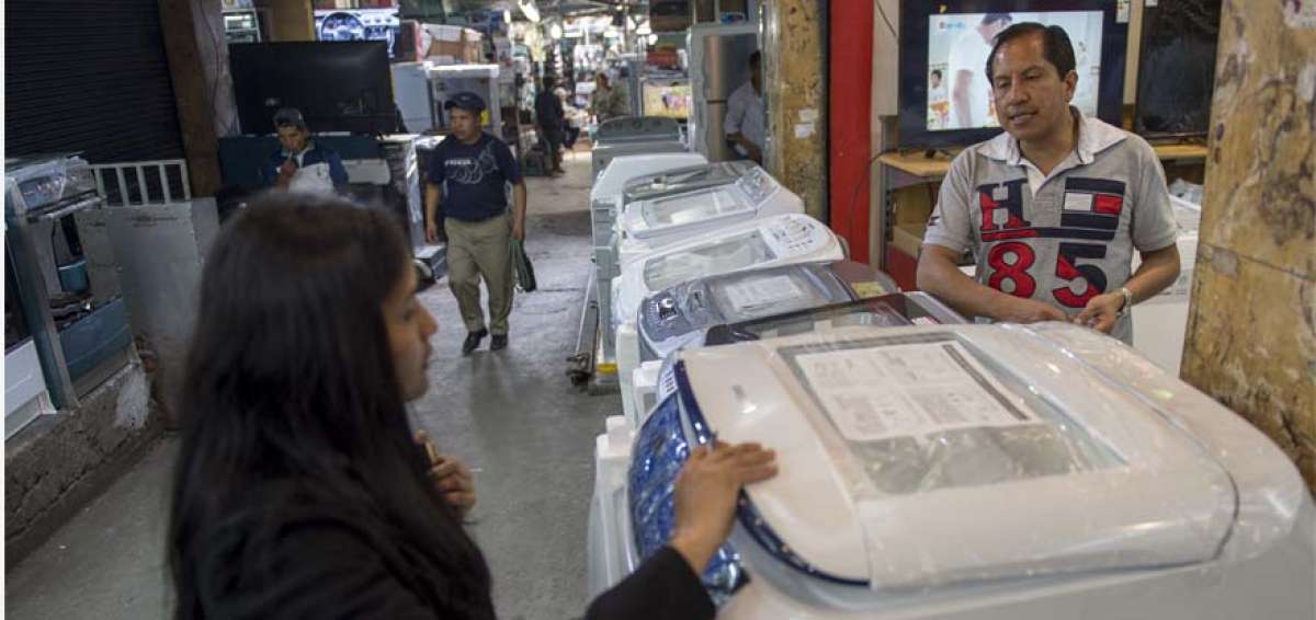 Los comerciantes que adquieran productos con el 14% del IVA deber&aacute;n venderlos con tarifa al 12% desde junio. Los dos puntos adicionales ser&aacute;n considerados por el SRI como un cr&eacute;dito tributario.
