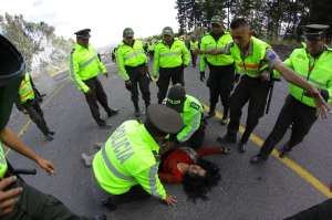 Una periodista de la cadena Ecuavisa result&oacute; afectada en la cobertura de los enfrentamientos en El Chasqui. Foto: Roberto Ch&aacute;vez / El Tel&eacute;grafo 