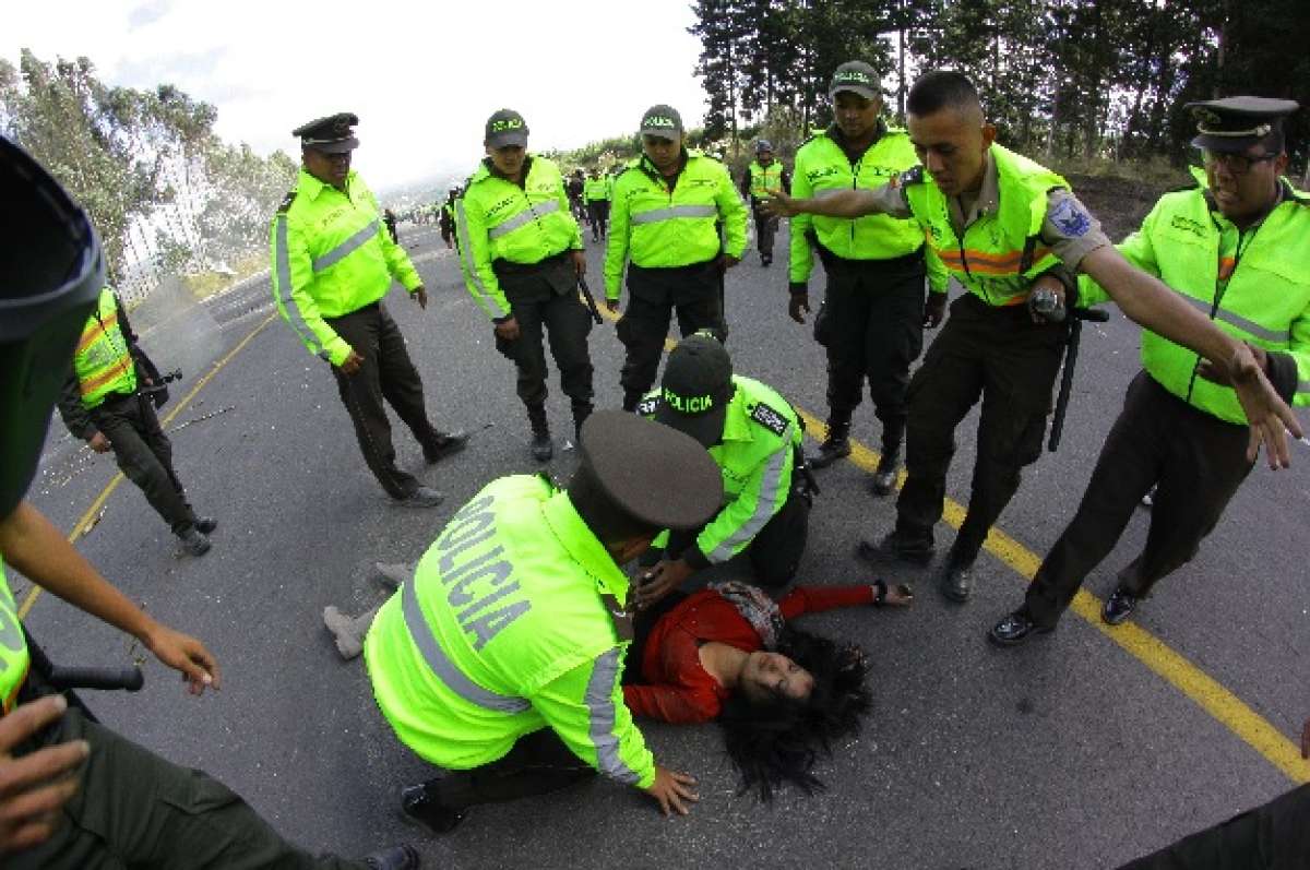 Una periodista de la cadena Ecuavisa result&oacute; afectada en la cobertura de los enfrentamientos en El Chasqui. Foto: Roberto Ch&aacute;vez / El Tel&eacute;grafo 