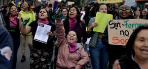 Marcha de la No Violencia de G&eacute;nero record&oacute; a las v&iacute;ctimas de femicidio