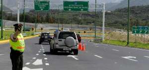 Agentes de polic&iacute;a apoyar&aacute;n en los desv&iacute;os para los conductores.