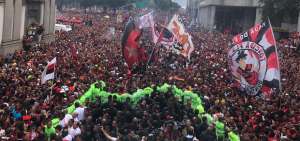 Los aficionados de Flamengo colmaron las calles de R&iacute;o de Janeiro para acompa&ntilde;ar la caravana en la que se transportaban los campeones.