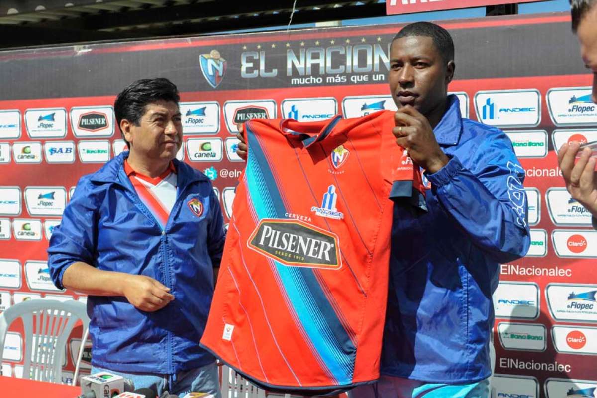 El flamante refuerzo de El Nacional, &Eacute;dison M&eacute;ndez (d), utilizar&aacute;  el n&uacute;mero 8 en su camiseta. Jorge Yunda (i) lo present&oacute; ayer en Tumbaco. Foto: Miguel Jim&eacute;nez / El Tel&eacute;grafo