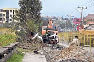 En los nuevos frentes de trabajo, el personal encargado realiza la remoci&oacute;n de jardineras y  tierra. Foto: Jos&eacute; Luis Llivisaca.
