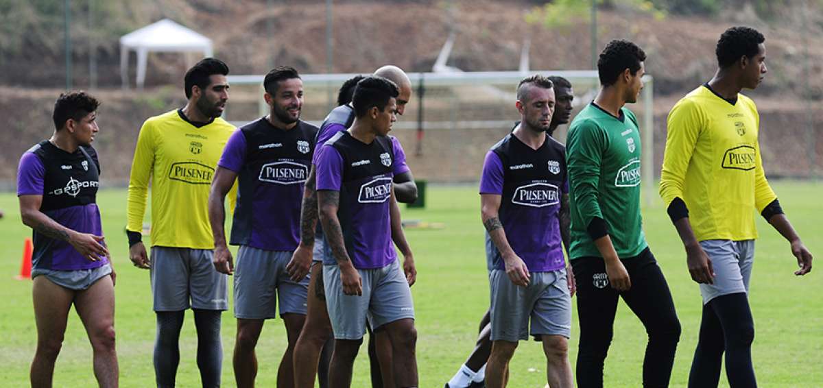 Los jugadores de Barcelona realizaron pr&aacute;cticas ligeras antes del partido de esta noche en el Monumental. 