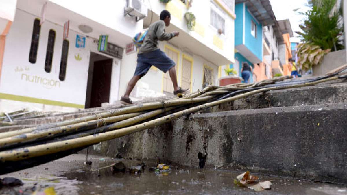 El da&ntilde;o en  las mangueras,  expuestas en la escalinata Santo Domingo, provoca que en ocasiones se interrumpa el acceso al l&iacute;quido. Foto: Karly Torres | El  Telegrafo