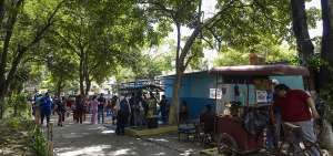 En los interiores del centro de estudios hay desde quioscos de encebollados hasta carretas de pasteles. La oferta de productos que existe cerca de las 18 facultades es desordenada.