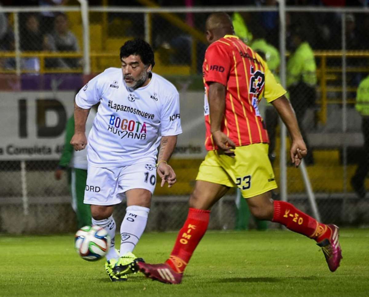 Maradona juega "Partido por la Paz" de Colombia junto a Asprilla y Rinc&oacute;n