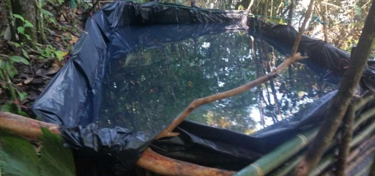 Encuentran piscina clandestina con licuables de petr&oacute;leo cerca del r&iacute;o Aguarico