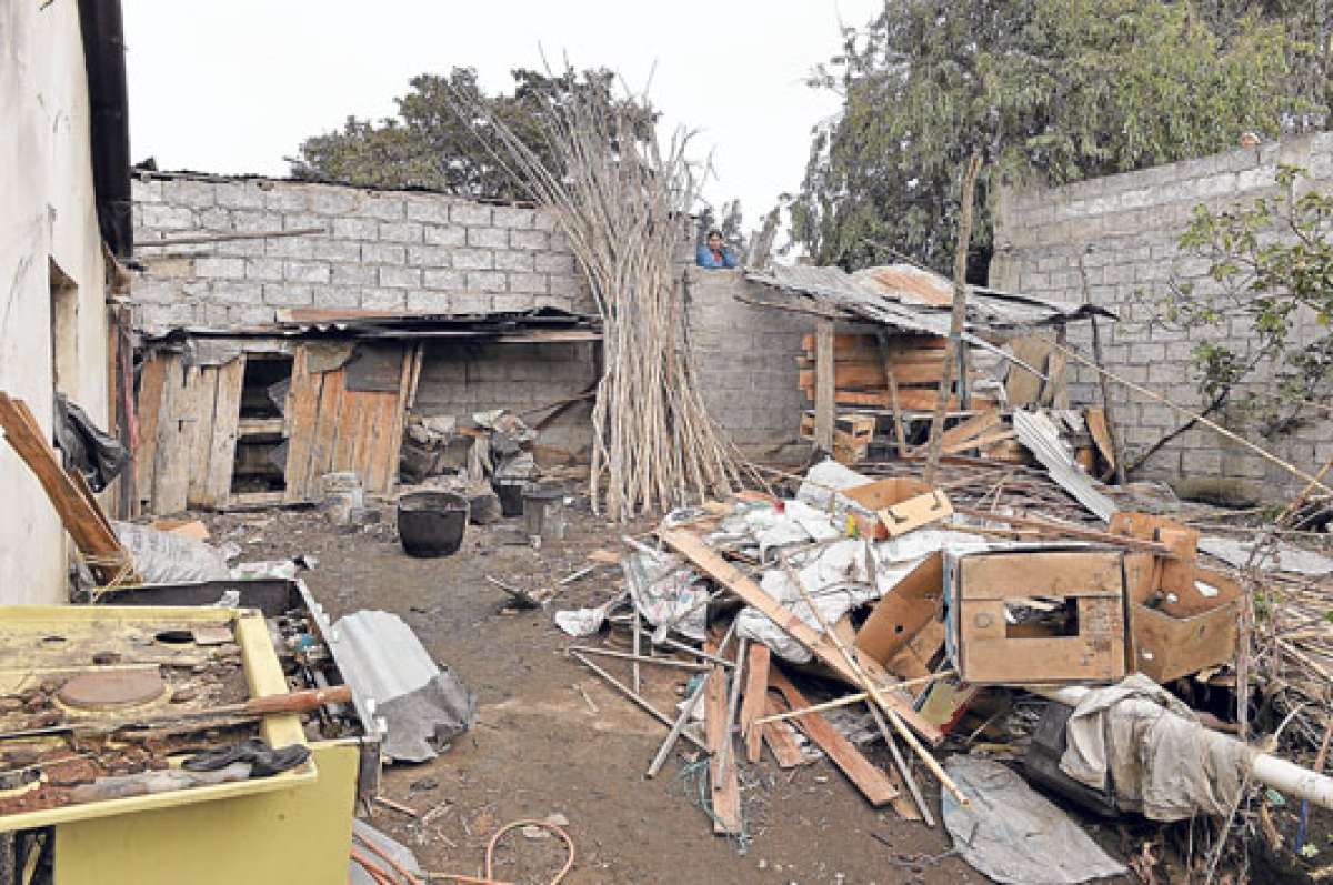 El local que funcionaba como f&aacute;brica y bodega de juegos pirot&eacute;cnicos, qued&oacute; devastado tras la explosi&oacute;n del pasado martes por la tarde. FOTO: ROBERTO CH&Aacute;VEZ 