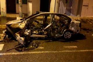 Policía Nacional confirmó que vehículos explotados en Esmeraldas fueron robados