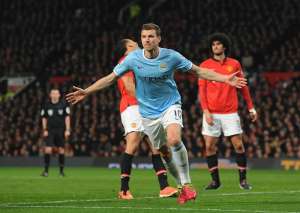 Dzeko y Tour&eacute; solventan el derbi de Manchester a favor del City (VIDEO)