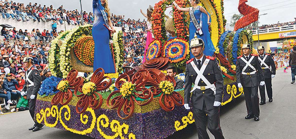 En varios talleres de la ciudad se ensamblan las coloridas carrozas que participar&aacute;n en los desfiles.