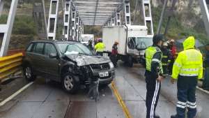 Personal de Tr&aacute;nsito se encuentra en el puente de Chiche para atender la emergencia. Foto: Cortes&iacute;a