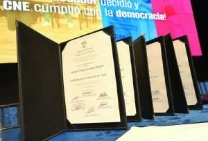 El CNE entregó credenciales a los asambleístas electos en Azuay. Loja será la siguiente provincia en recibir a sus asambleístas electos.