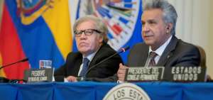 El presidente de Ecuador, Len&iacute;n Moreno (d), ofrece un discurso junto al secretario general de la Organizaci&oacute;n de Estados Americanos (OEA), Luis Almagro (i), durante una sesi&oacute;n protocolaria del Consejo Permanente de la OEA, este mi&eacute;rcoles en Washington (Estados Unidos). 