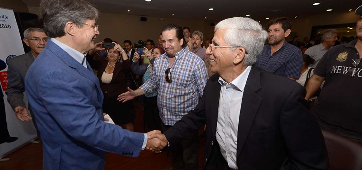 Guillermo Lasso estrecha la mano de Livio Espinosa, excomandante de la Marina. Atr&aacute;s observa Fausto Cobos.