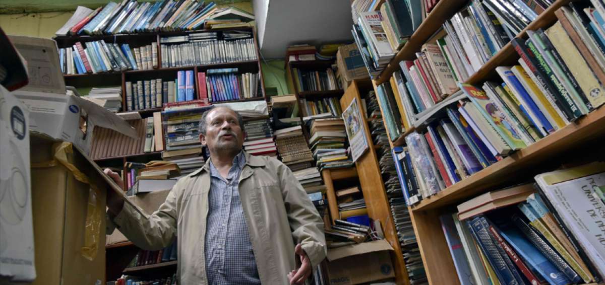 Jos&eacute; Alberto Guti&eacute;rrez, de 54 a&ntilde;os, es el conductor de un cami&oacute;n de basura que circula en Bogot&aacute;. Su oficio le permiti&oacute; descubrir que la gente arroja los textos a la calle. &Eacute;l los rescata y los comparte. 