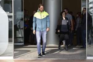 Rafael Nadal mientras sal&iacute;a de la Cl&iacute;nica donde estuvo hospitalizado en Barcelona. Foto: AFP