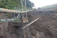 Petroecuador, junto a otras instituciones, evalúa los daños en los oleoductos por la caída del puente en Napo.