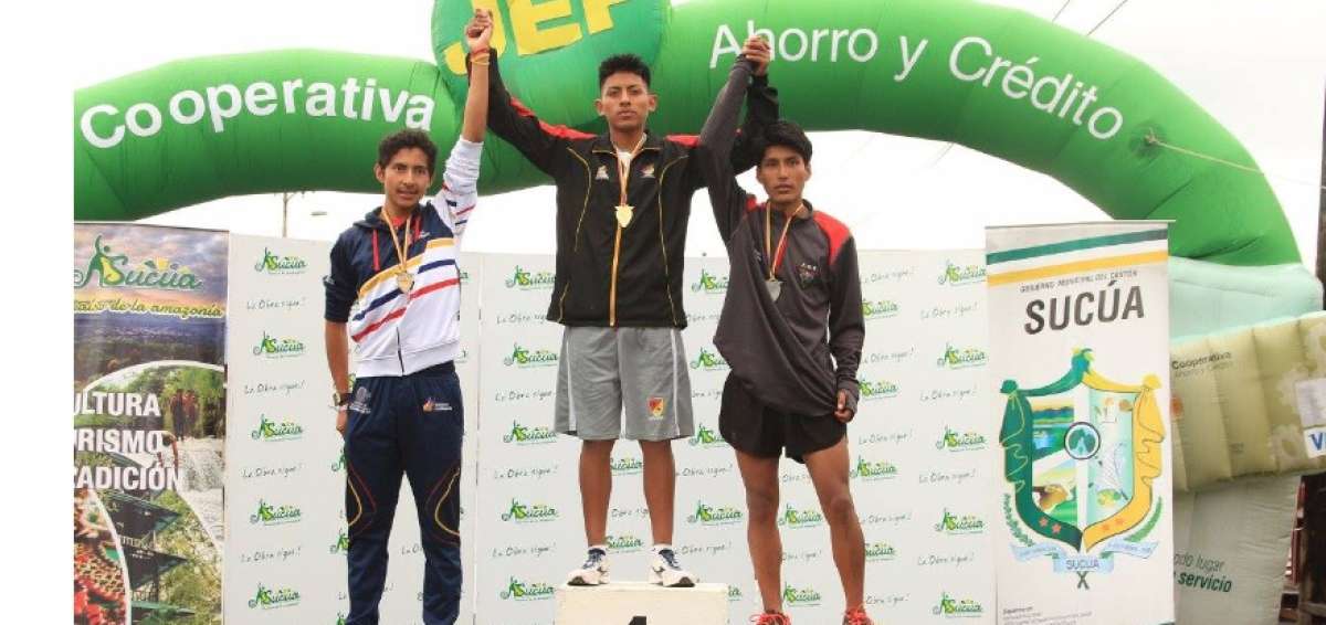 En los 10 kil&oacute;metros marcha, en la categor&iacute;a sub-18, F&aacute;rez (centro) cruz&oacute; la meta con un tiempo de 44m20s.