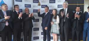 Pedro Ortiz en el campanazo simb&oacute;lico en la Bolsa de Valores, de Quito, con el cual se anunci&oacute; el inicio del primer fondo inmobiliario de Ecuador.