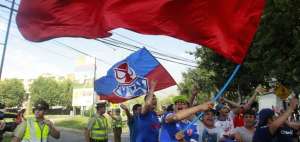 Un grupo de hinchas chilenos exigi&oacute; la semana pasada la salida del DT Sampaoli, en los exteriores del complejo Juan Pinto Dur&aacute;n, en Santiago.