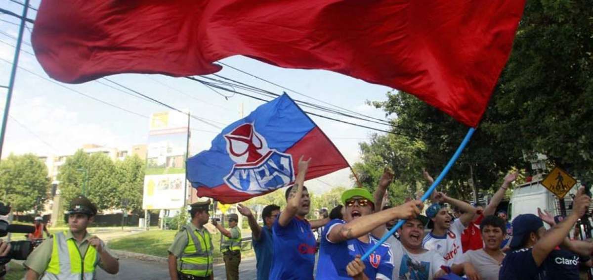 Un grupo de hinchas chilenos exigi&oacute; la semana pasada la salida del DT Sampaoli, en los exteriores del complejo Juan Pinto Dur&aacute;n, en Santiago.