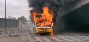 Bus se incendi&oacute; en la avenida Pedro M&eacute;nendez Gilbert, norte de Guayaquil