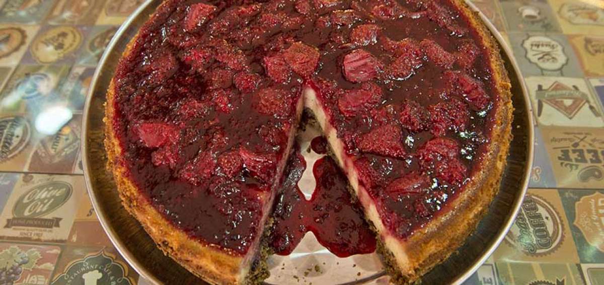El cheesecake de frutos rojos es uno de los postres que tambi&eacute;n est&aacute;n disponibles.  &rarr;Foto horizontal superior: Otras de las especialidades de La Casa del Volc&aacute;n son las tortillas de papa china, zanahoria blanca, y de trigo. 