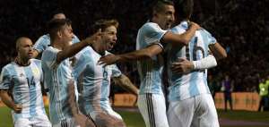 Argentina venci&oacute; a Uruguay con tanto de Messi