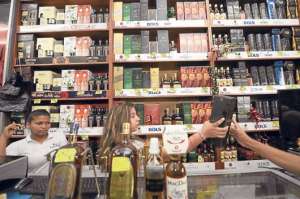 En j&oacute;venes y mayores de 60 a&ntilde;os, el licor es una forma de escape de la realidad