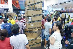 Descuentos y promociones se evidenciaban en las perchas de locales comerciales para enganchar a la gente. Foto: Alfredo Piedrah&iacute;ta / El Tel&eacute;grafo